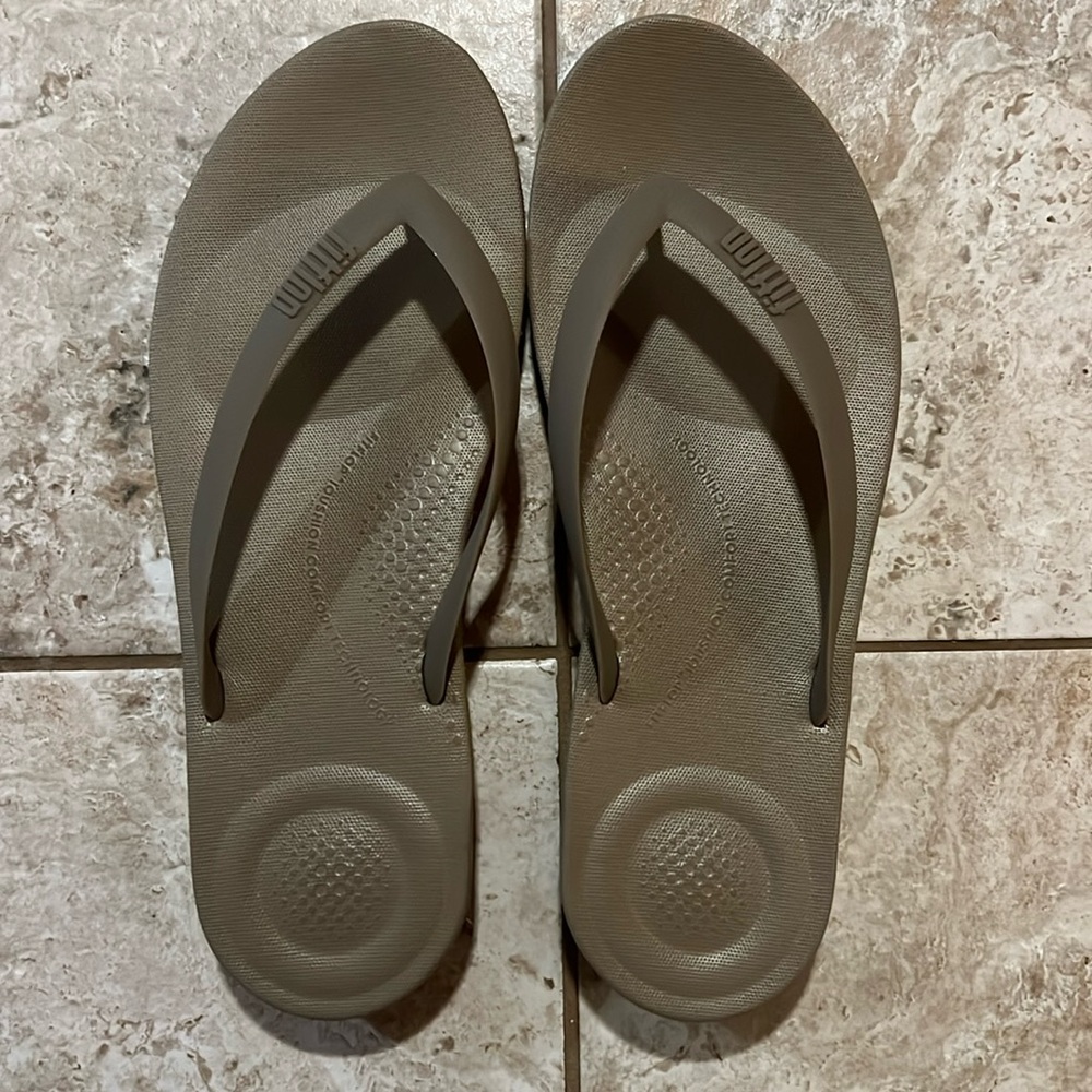 FitFlop Men's Timberwolf Iqushion Ergonomic Flip-Flops -